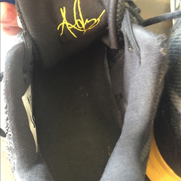 Nike Kyrie 3 basketball shoe black and yellow - Picture 7 of 7